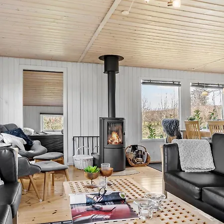 3 Bedroom Stunning Home In Hejls Hejls